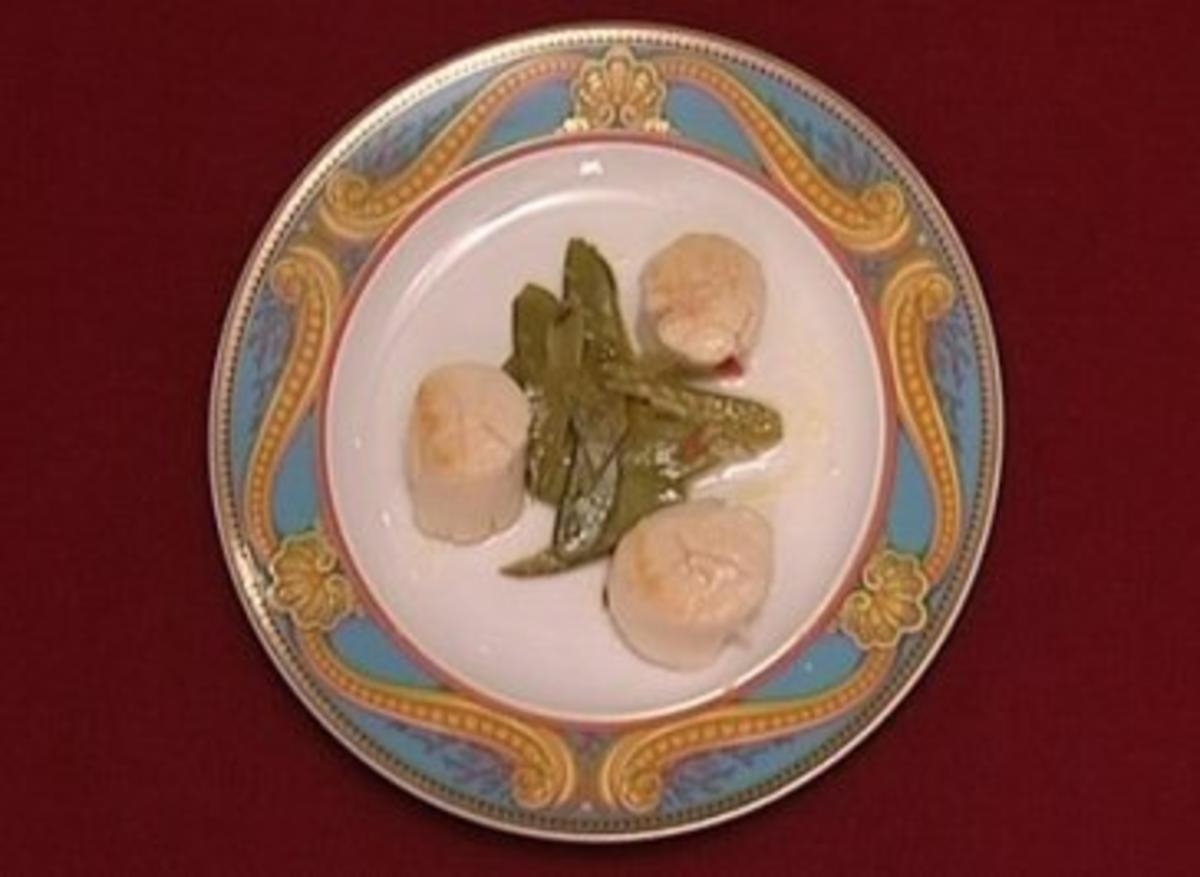 Gebratene Jakobsmuscheln mit lauwarmem Zuckerschotensalat