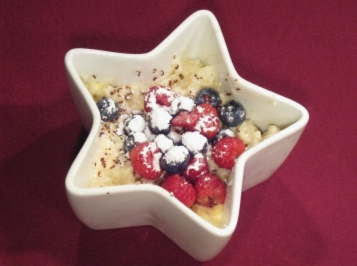 Halbgefrorener Milchreis mit Waldbeeren und Schokolade