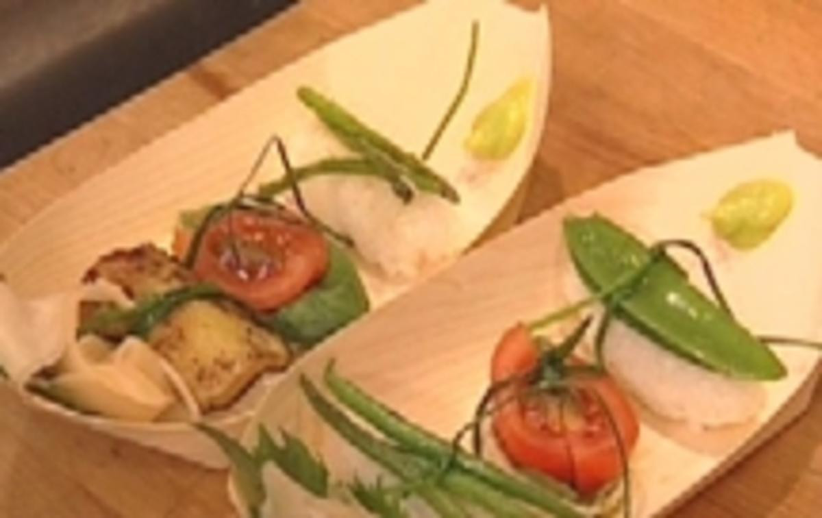 Sushi mit mediterranem Einschlag an Algensalat