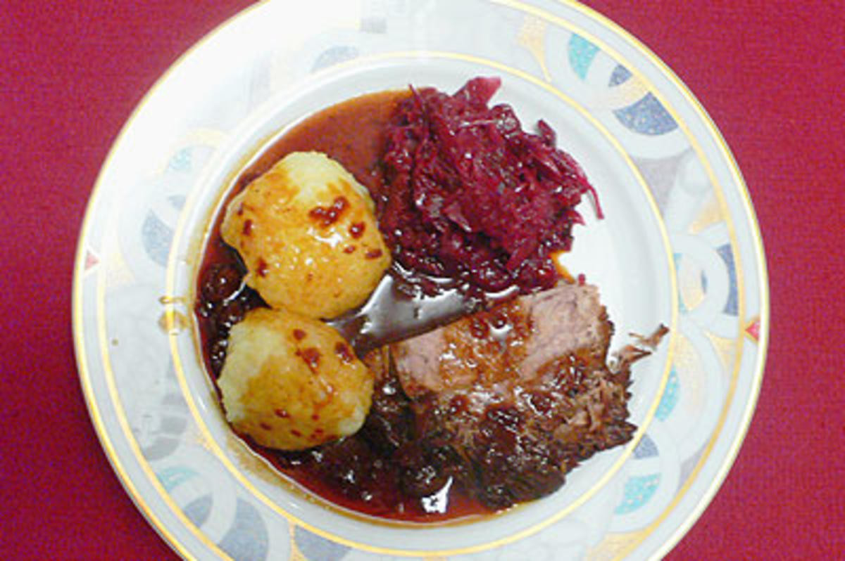 Rheinischer Sauerbraten nach Großmutters Art mit Klößen und Rotkraut