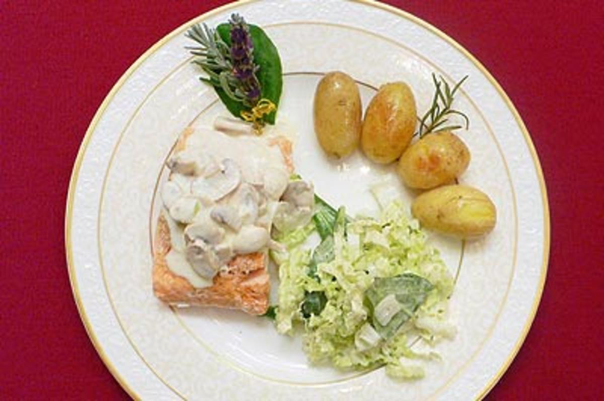 Lachs mit Champignon-Sahne, Kartoffeln und Chinakohlsalat