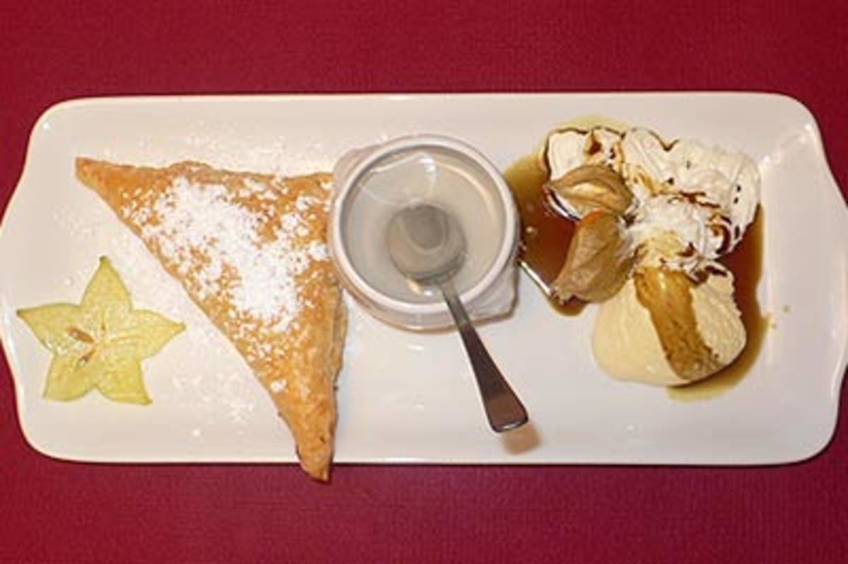 Mozzarella in Blätterteig mit süßer Rosensoße, dazu Vanilleeis mit Kürbiskernöl