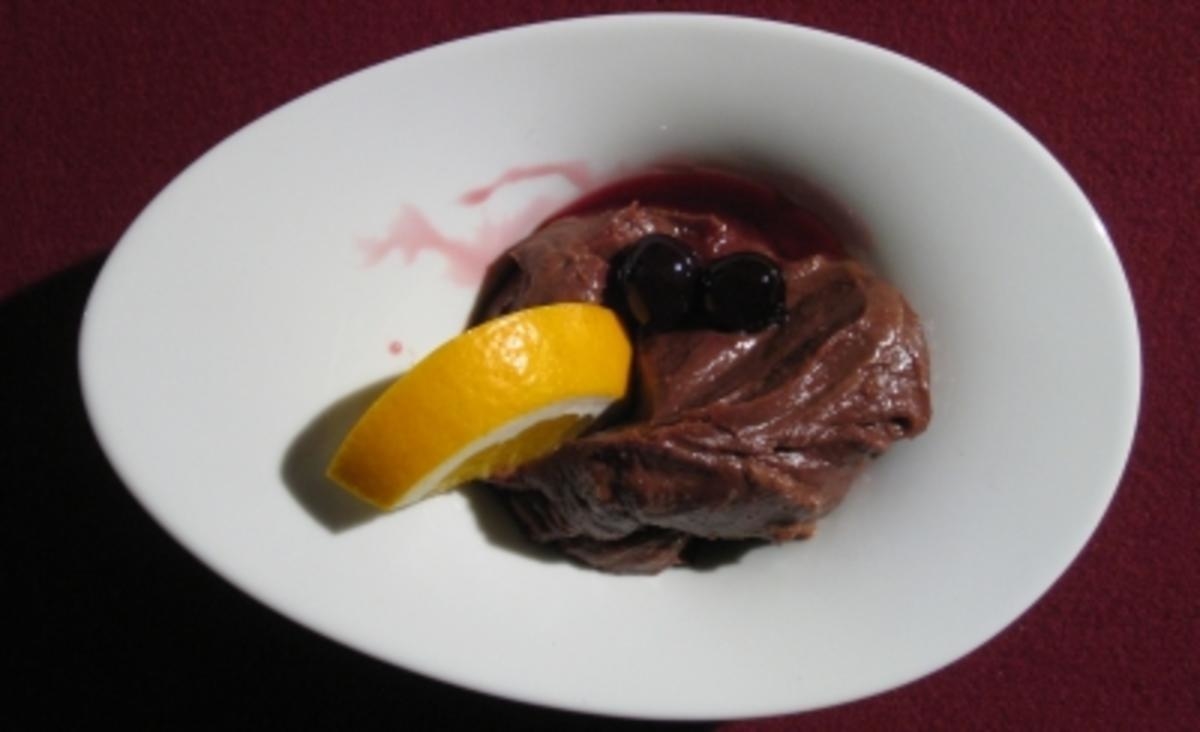 Schokocreme mit Marzipan und Amarenakirschen