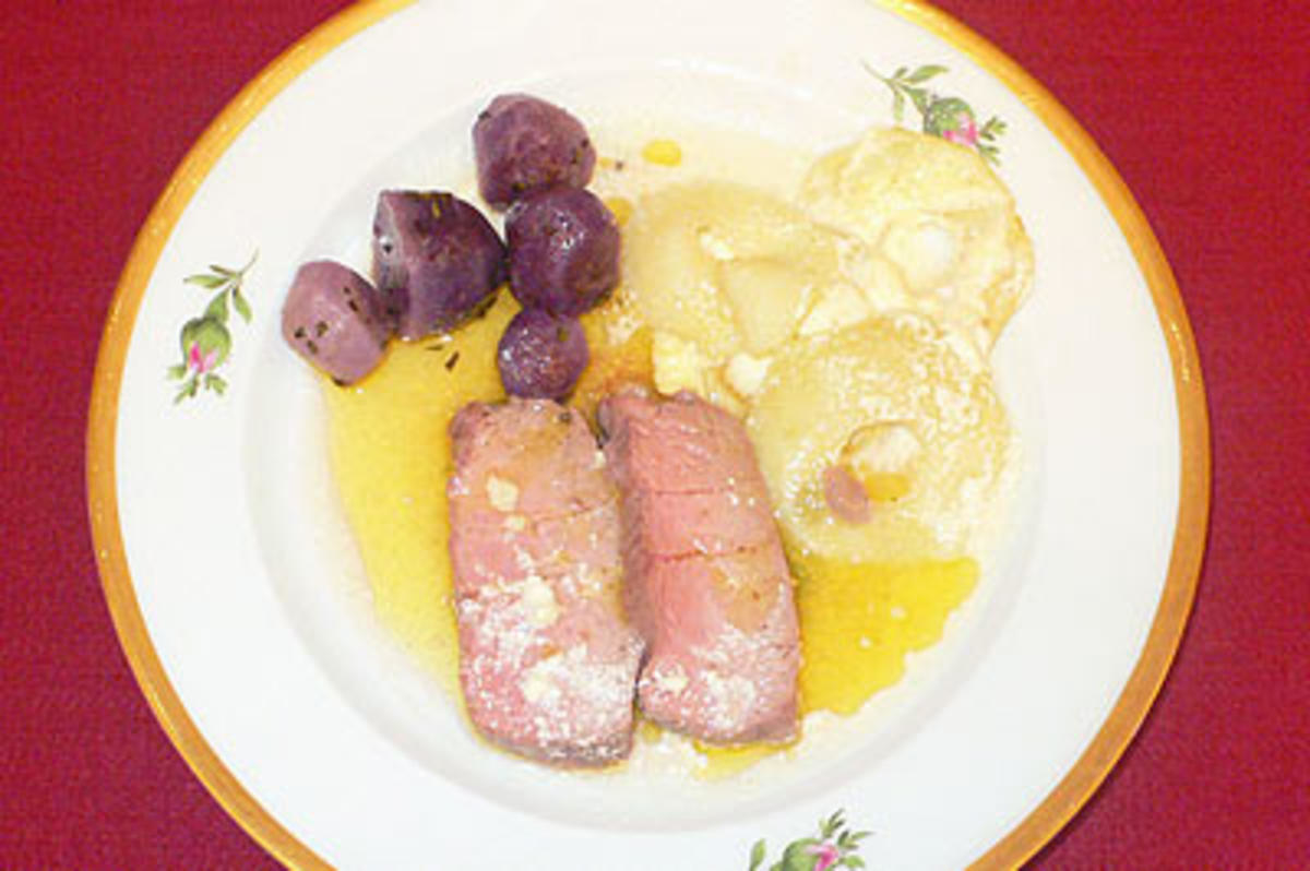 Kalbsfiletbraten mit Salzbuttersoße an Apfelgratin