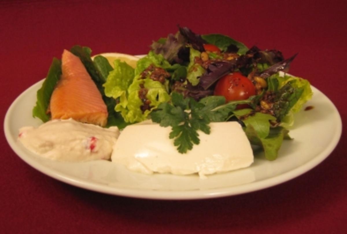 Regionale Blattsalate mit Sanddorn-Vinaigrette und Zweierlei vom Bachsaibling