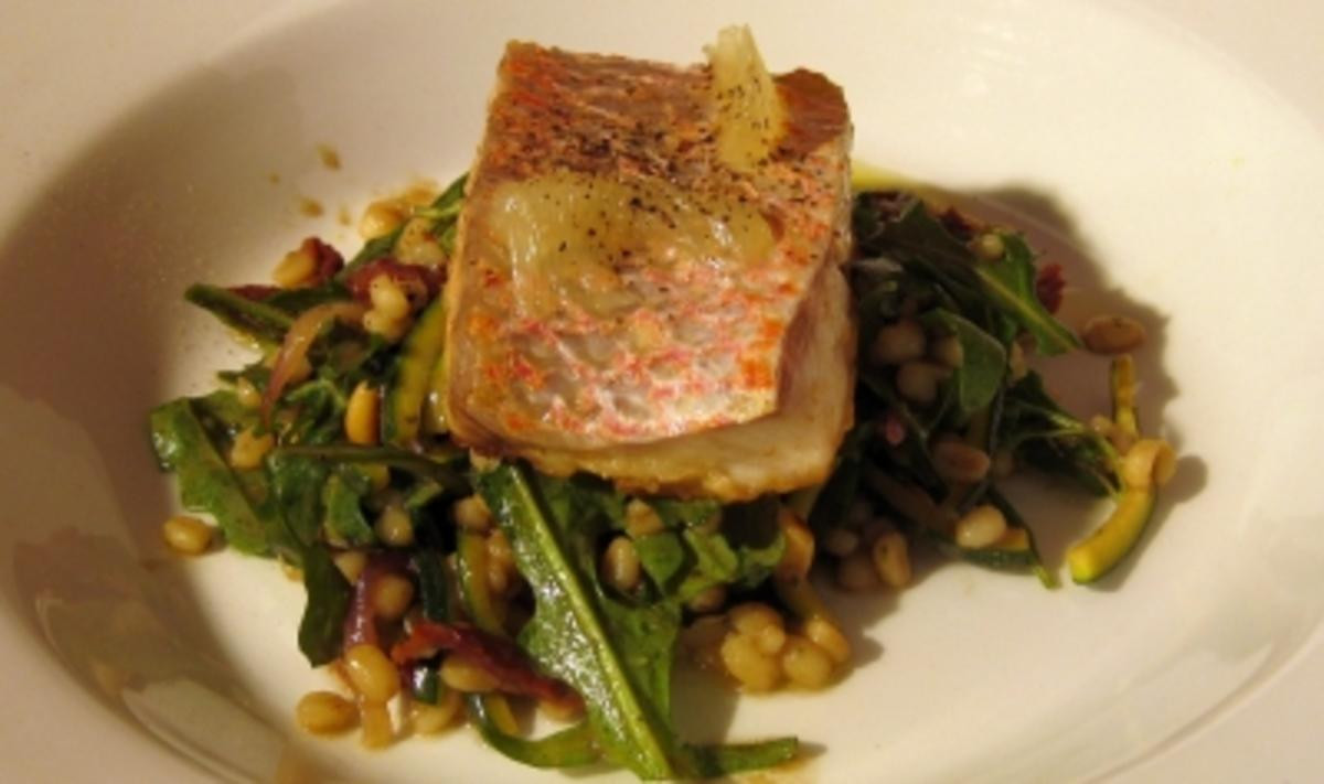 Gerstensalat mit Rucola, Red Snapper und Balsamico-Honig-Senf-Dressing