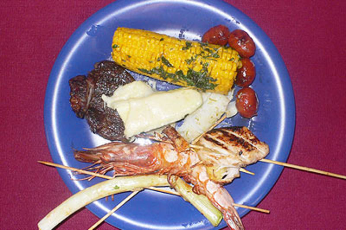 Barbecue-Variationen von Fleisch, Fisch und Gemüse