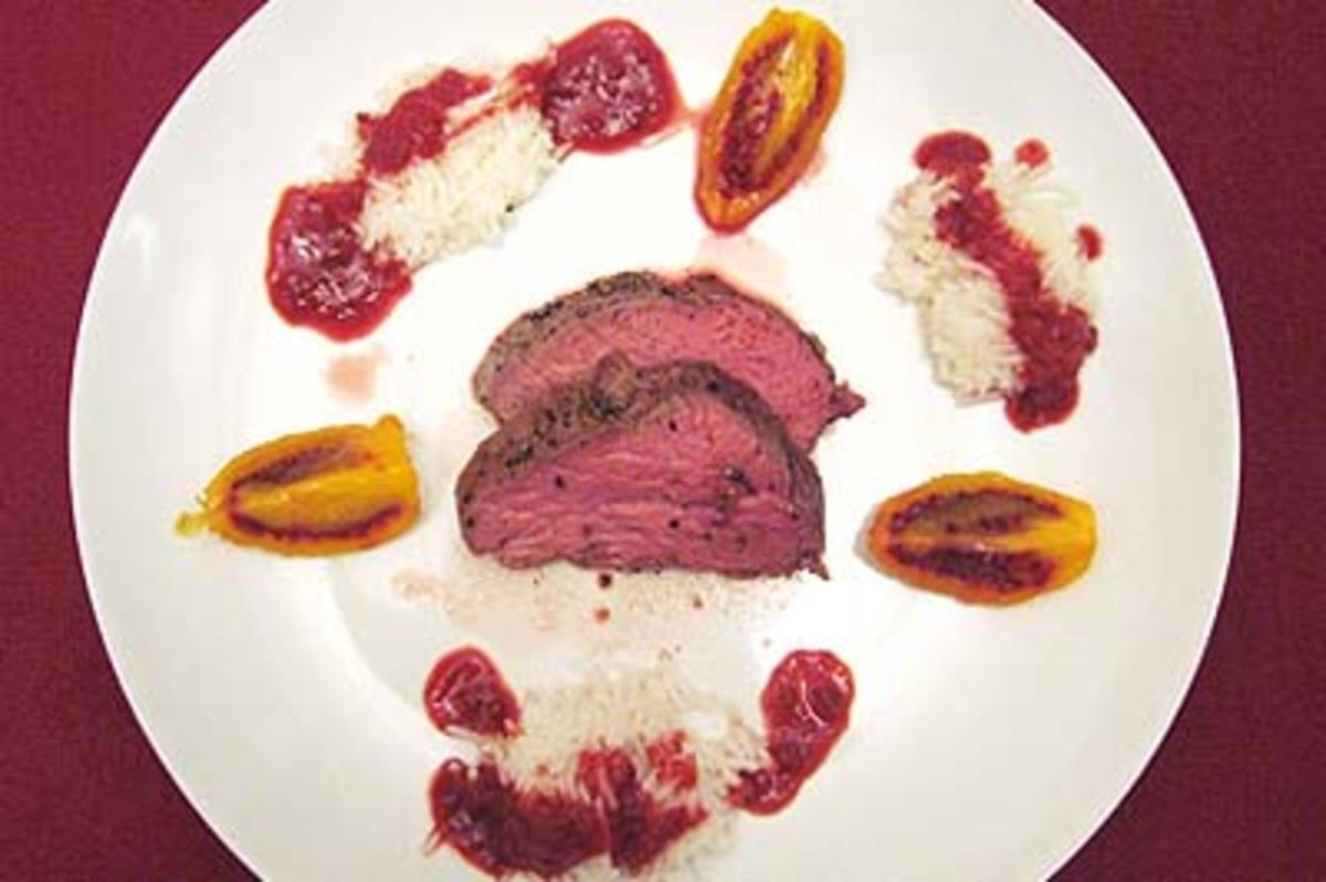 Rosa gebratenes Rinderfilet an glasierten Tamarillos