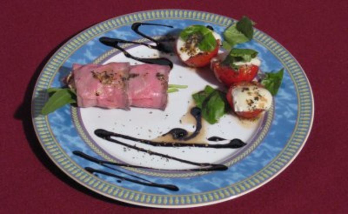 Gefüllte Roastbeef-Röllchen und Eiertomaten mit Mozzarella und Basilikum