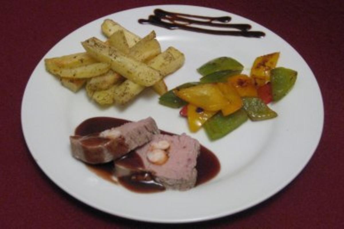 Kalbsfilet mit Garnelen an Landweinsoße mit Kartoffeln a la Provence und Paprika