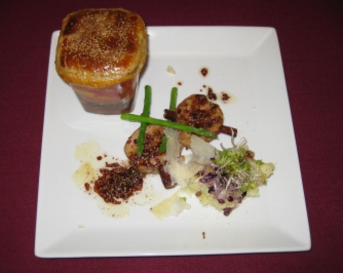 Schweinemedaillons auf Zimtspießen und Tomaten-Papaya-Gemüse