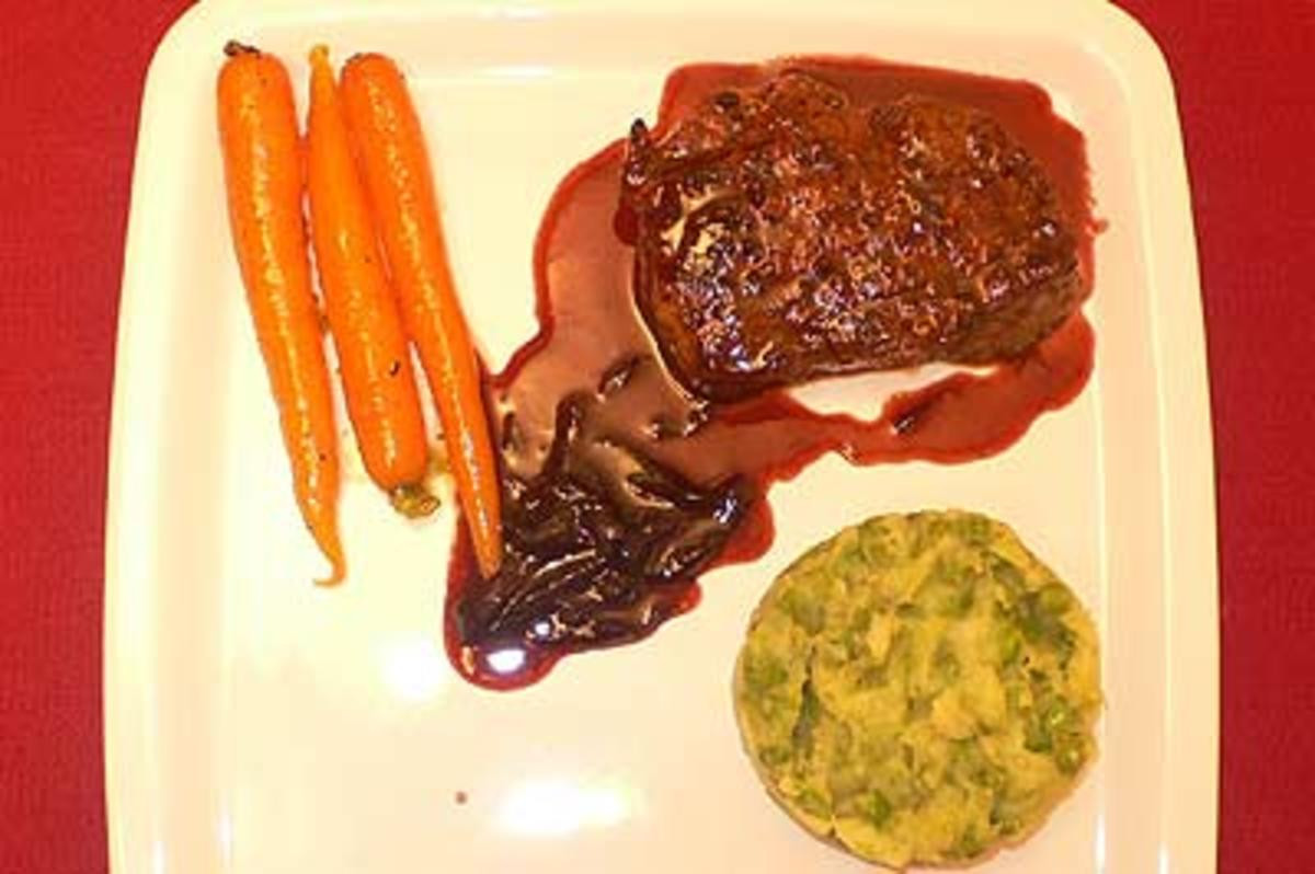 Angus-Steak mit Rotwein-Schalottensoße, Erbsenpüree und Möhren