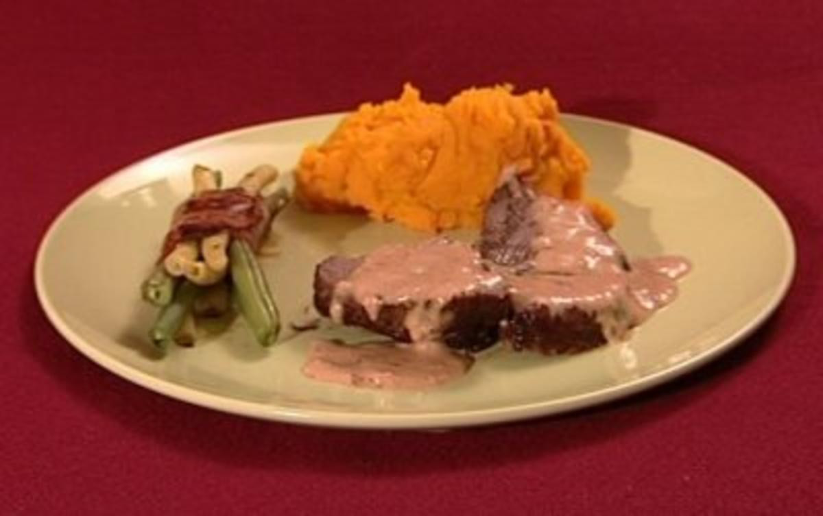 Rinderfilet an Pflaumen-Ingwer-Zimt-Soße mit Kürbismus u. grünen Bohnen