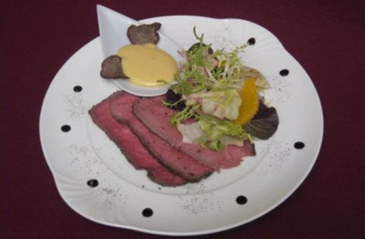 Roastbeefstreifen auf Blattsalat mit Trüffelmayonnaise