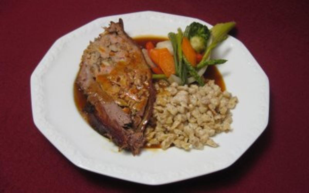 Kalbsbrust gefüllt mit Steinpilzen und Haselnussspätzle an Gemüsedekoration