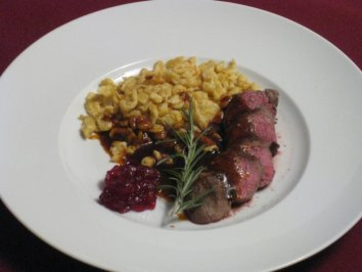 Rehnüsschen mit Calvados-Spätzle und Apfel-Preiselbeeren