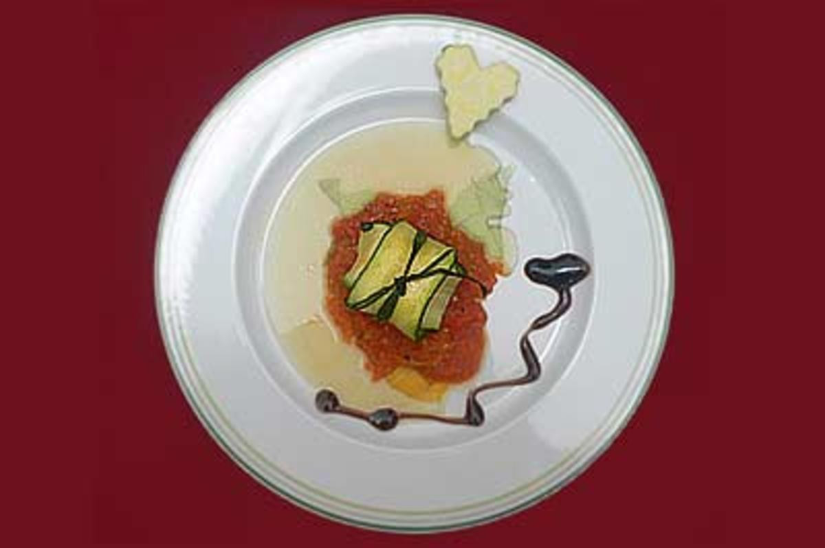 Käse im Zucchinimantel auf Tomatenconfit mit Balsamico-Apfelsoße