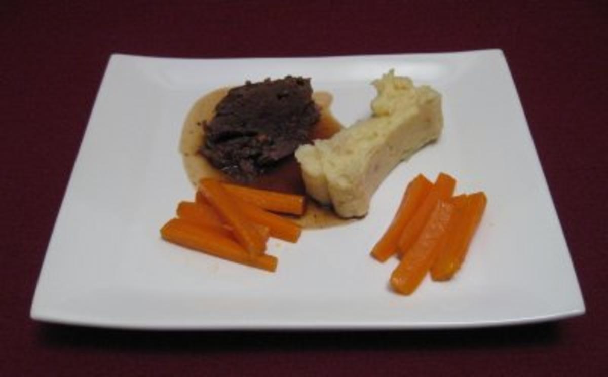 Rinderschmorbraten mit glasierten Karotten und Salbei-Kartoffelpüree