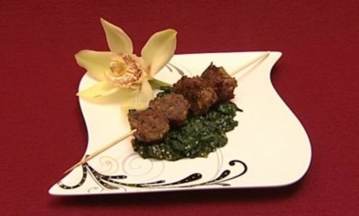 Asiatische Hackfleischbällchen am Spieß mit Sesamspinat