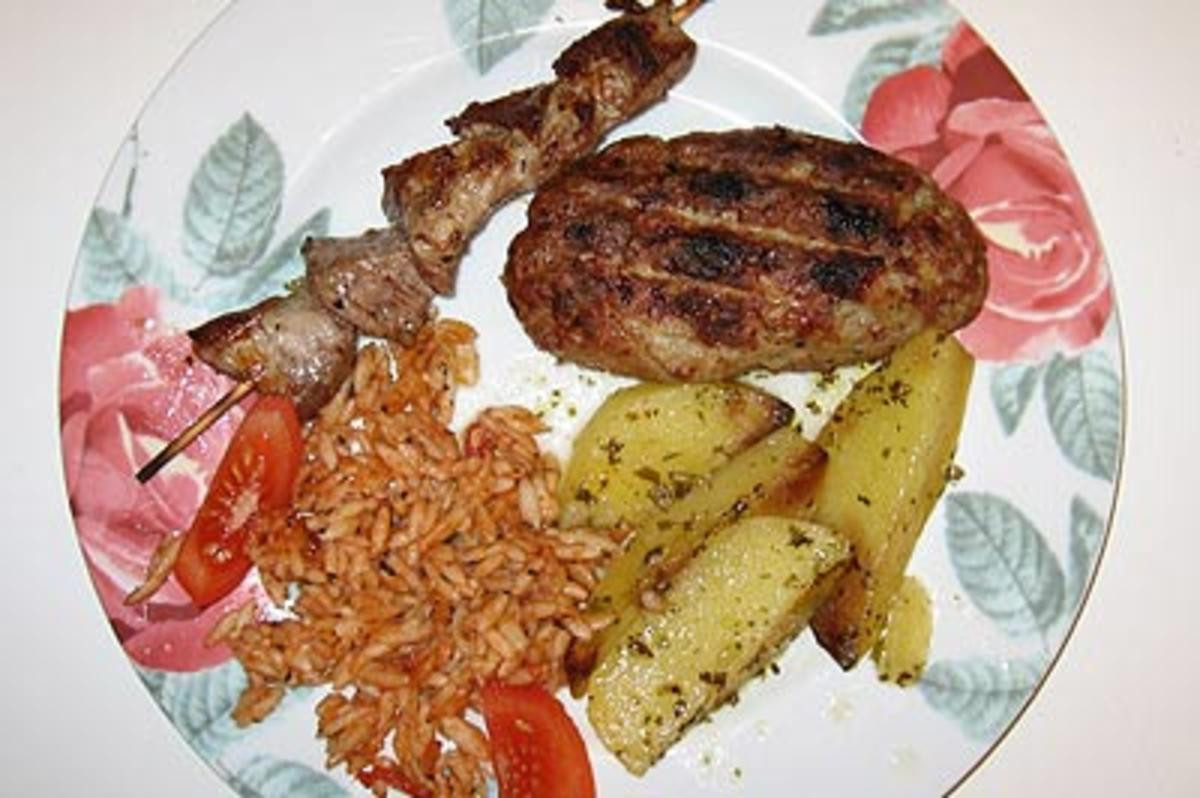 Bifteki und Suflaki mit griechischen Reisnudeln und Ofenkartoffeln