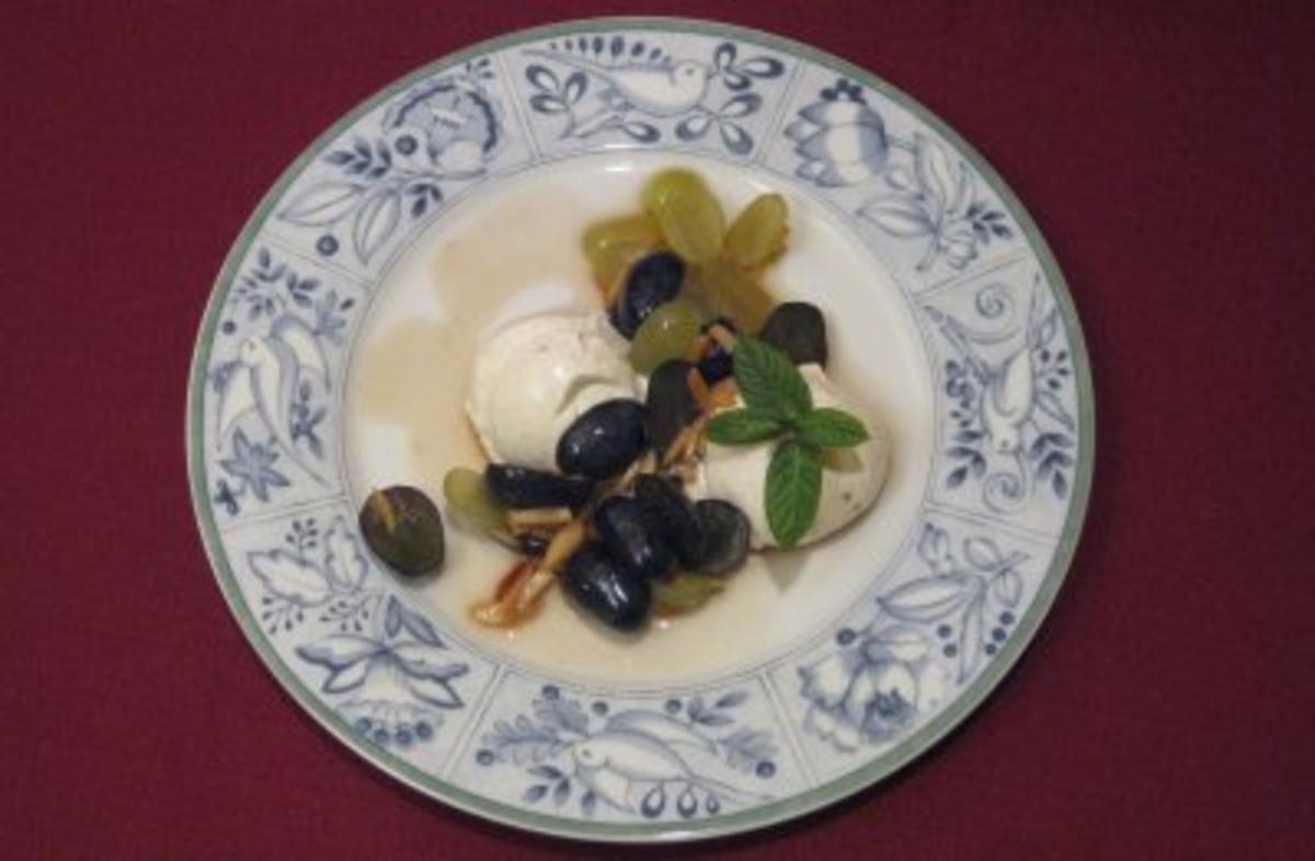 Mascarponemousse mit Traubensalat