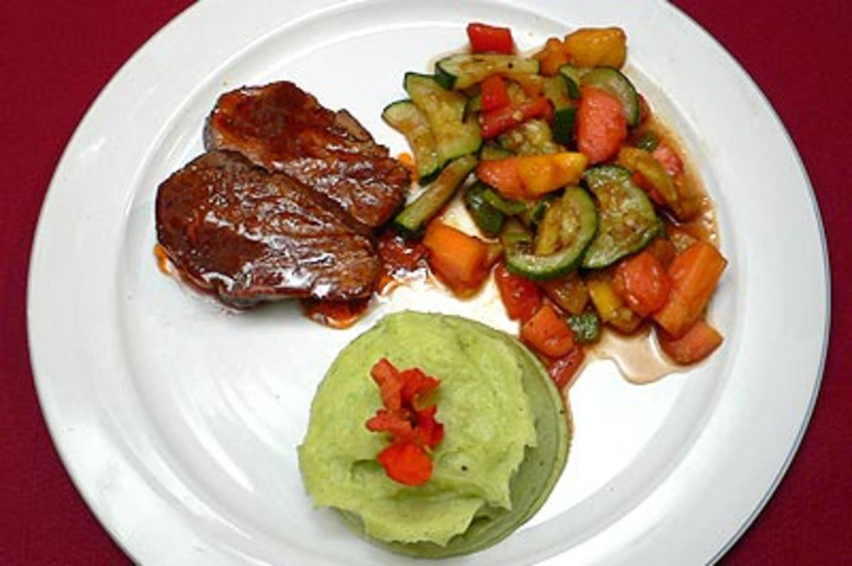 Filet vom Jungbullen mit Kressepüree und mediterranem Salat