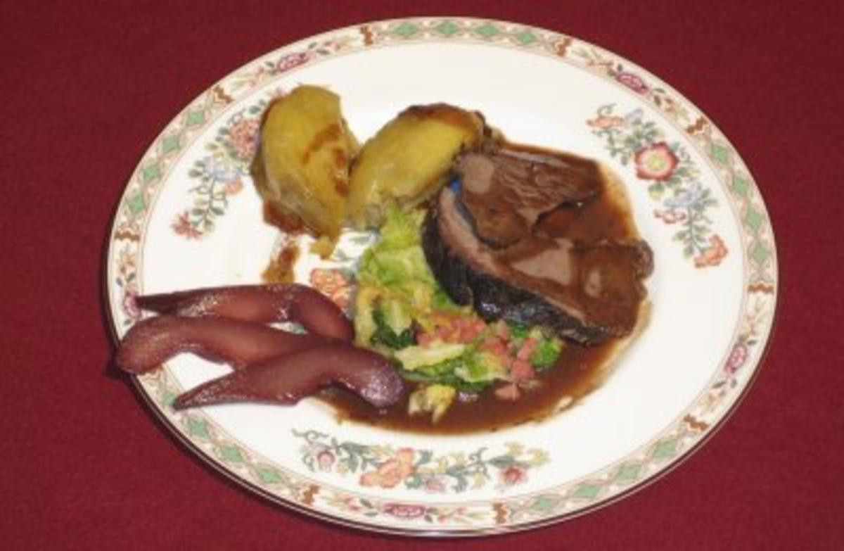 Wildschweinbraten mit Rotwein-Printen-Soße auf Wirsingbett und Hochepot
