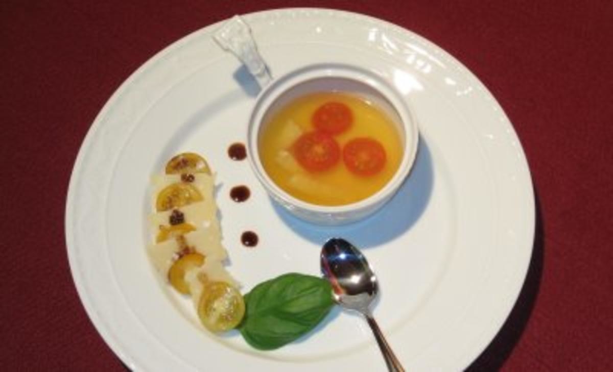 Strauchtomaten-Essenz auf einem Bett gelber Tomaten mit Parmesan und Balsamico