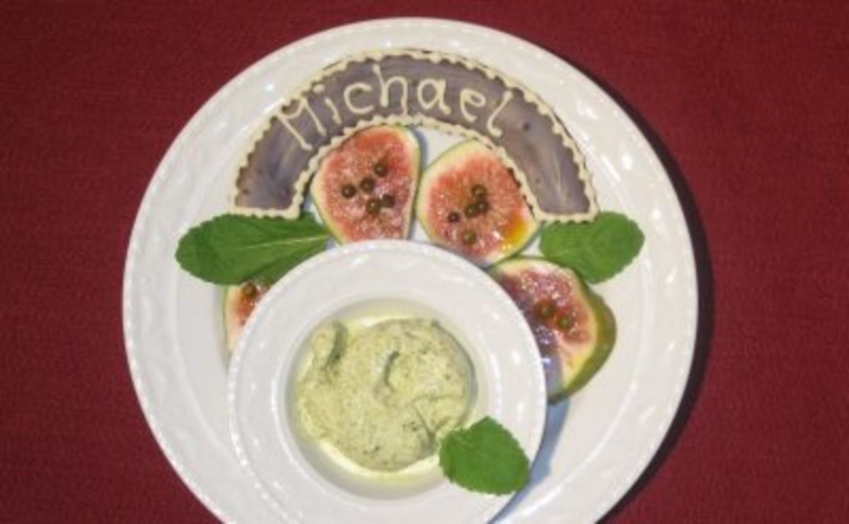 Pistazieneis auf Feigen mit grünem Pfeffer