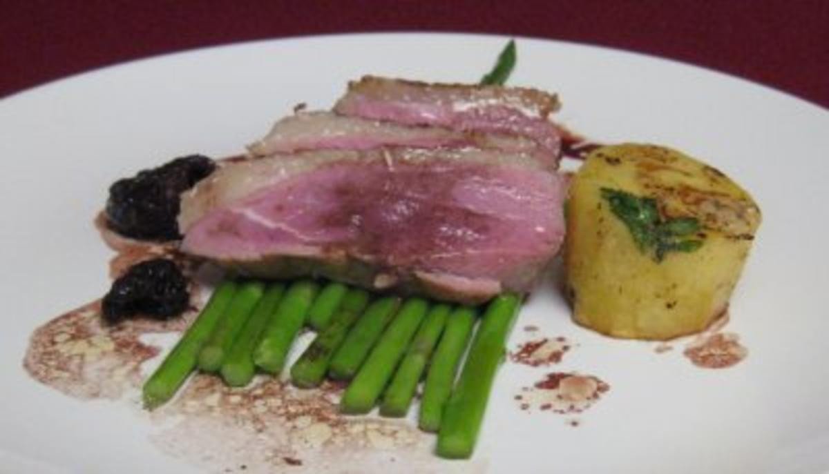 Entenbrust mit Fondant-Kartoffeln, Sauce Bordelaise und frischen Morcheln