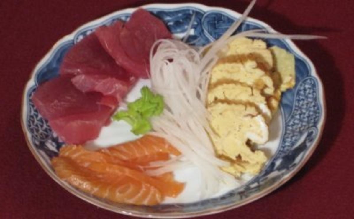 Verschiedene Sorten Sashimi mit Tamagoyaki