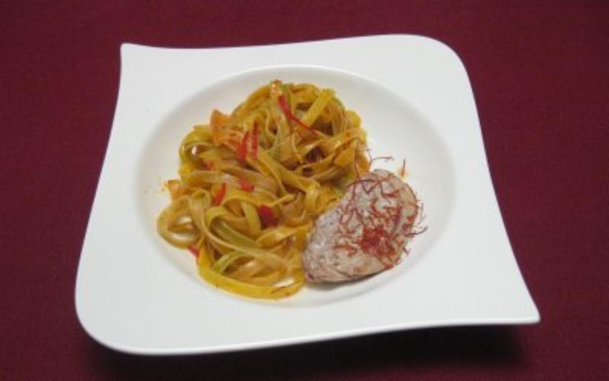 Schweinemedaillons auf scharfer Pasta aglio olio
