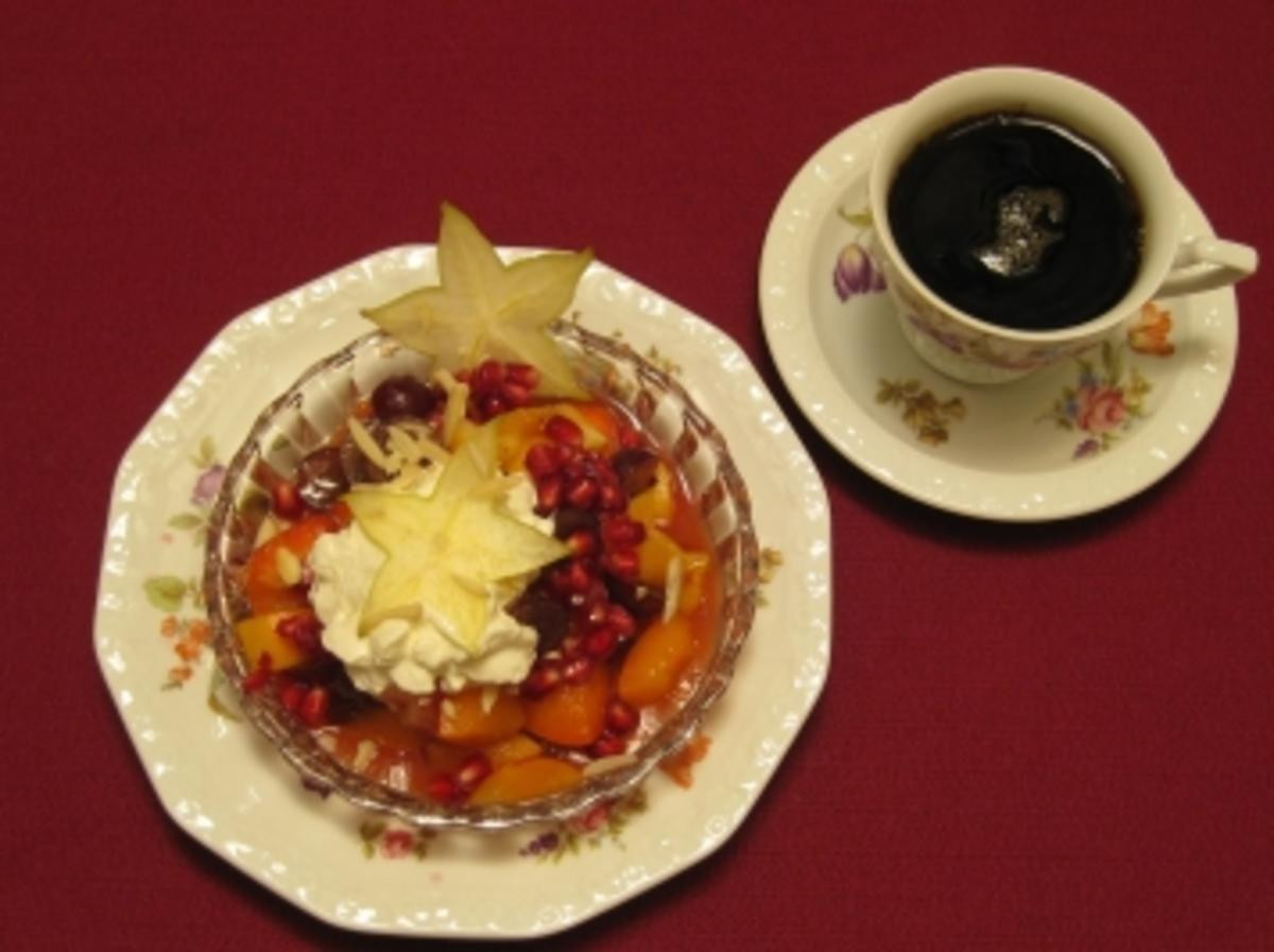 Obstsalat mit selbst gemachter Eierlikörsahne und Mandelsplittern