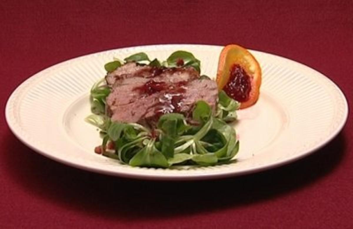Kalte Entenbrust auf gespecktem Feldsalat mit Preiselbeer-Balsamico