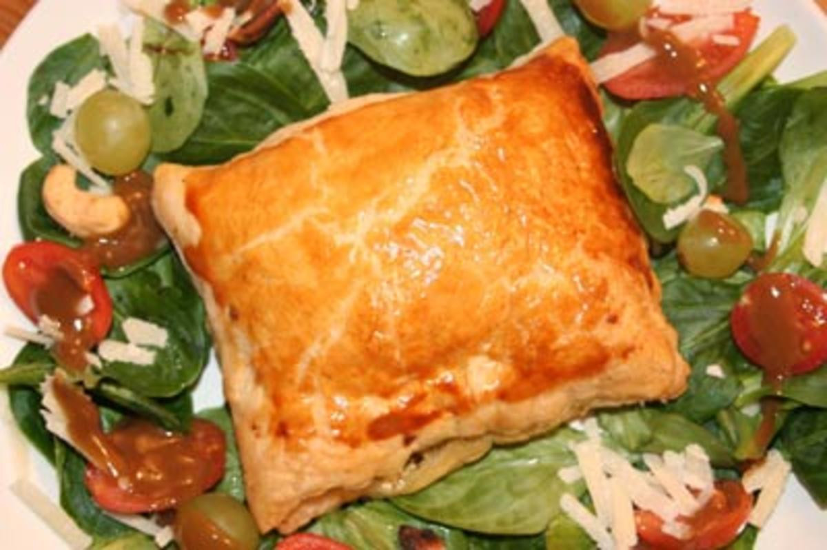 Blätterteigtaschen gefüllt mit Spinat, Feta und Pinien- kernen an Feldsalat