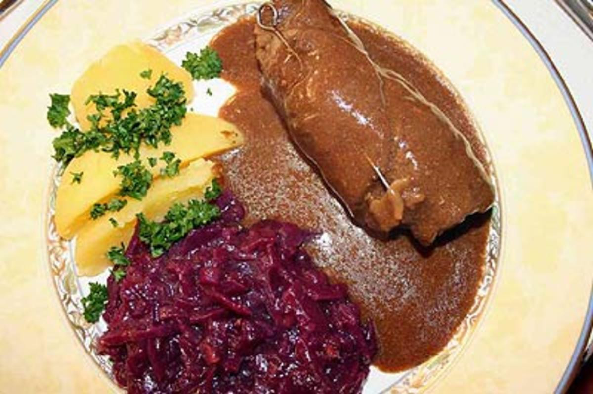 Rouladen mit Rotkohl und Kartoffeln