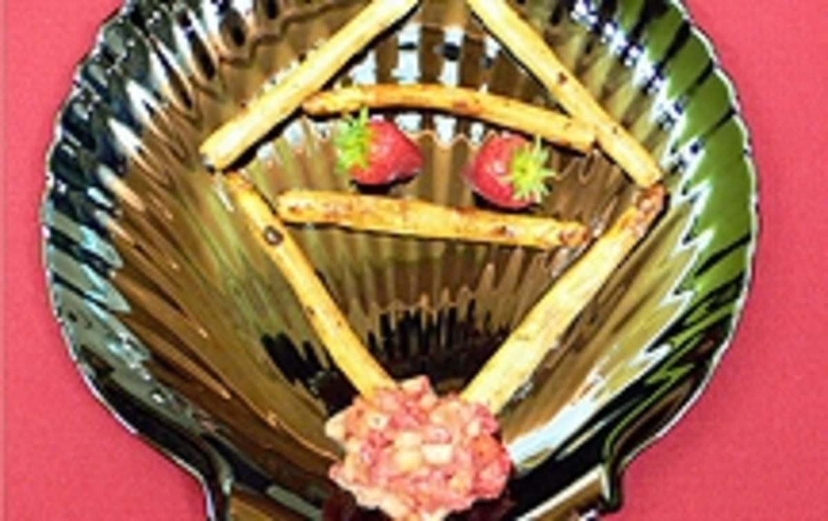 Gebratener Spargel mit gepfefferten Erdbeeren