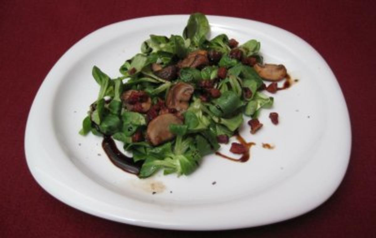Feldsalat mit Speck und Pilzen - Field salad with bacon and mushrooms
