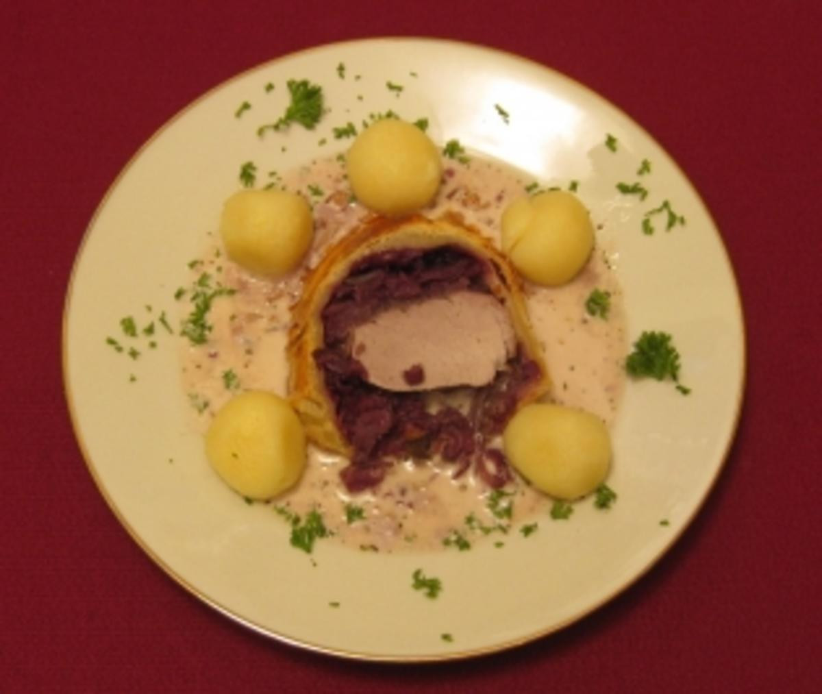 Schweinefilet mit Rotkohl im Blätterteig mit Miniklößen an Bratensoße