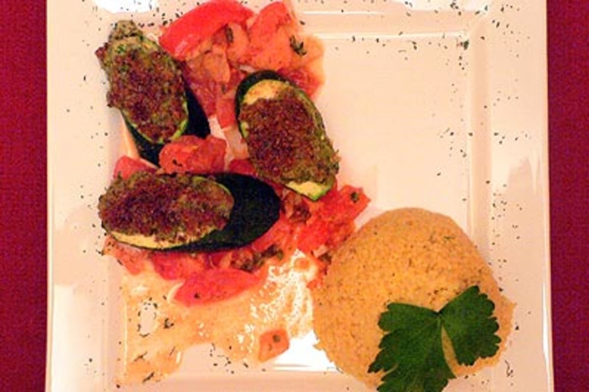 Zucchini unter Nuss-Käsekruste, umgarnt von Hirse