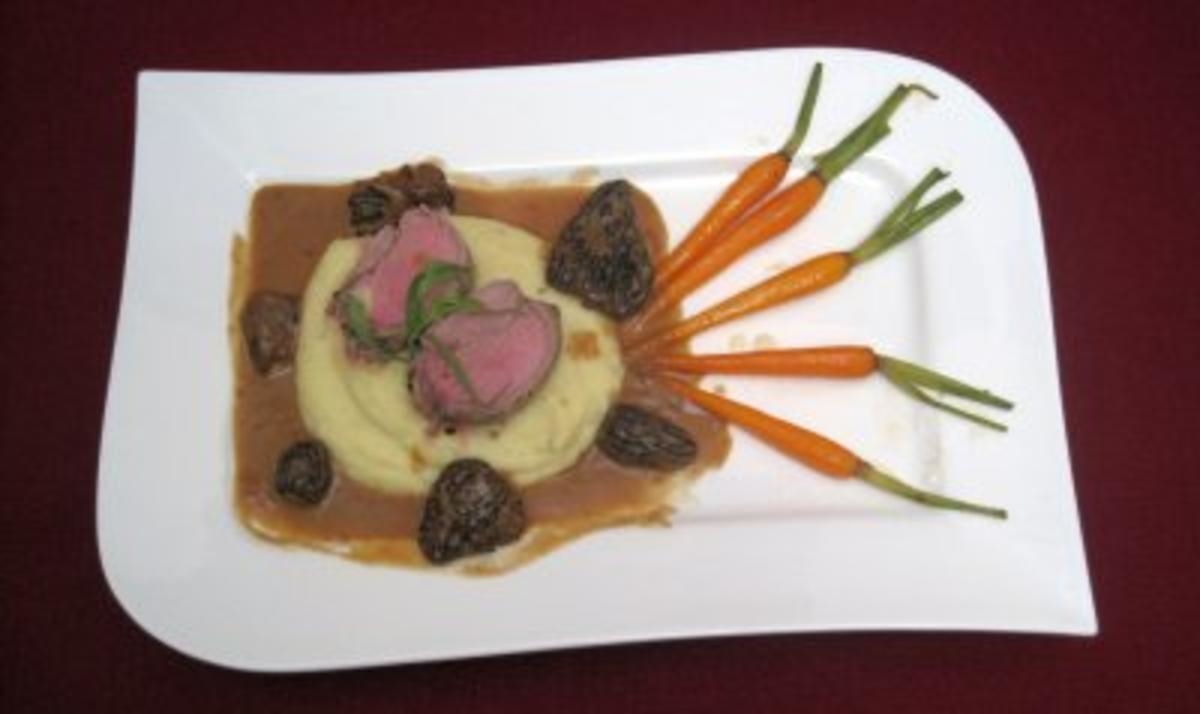 Filet vom Milchkalb mit Spitzmorchelsoße, Baby-Karotten und Kartoffelpüree