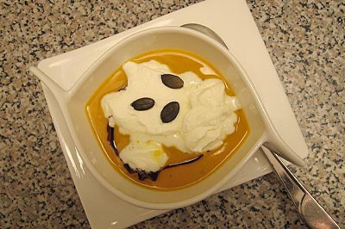 Kürbiscremesuppe mit einem Hauch von Gin und Sahnehaube