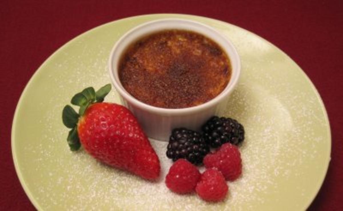 Creme brulee mit frischen Waldbeeren