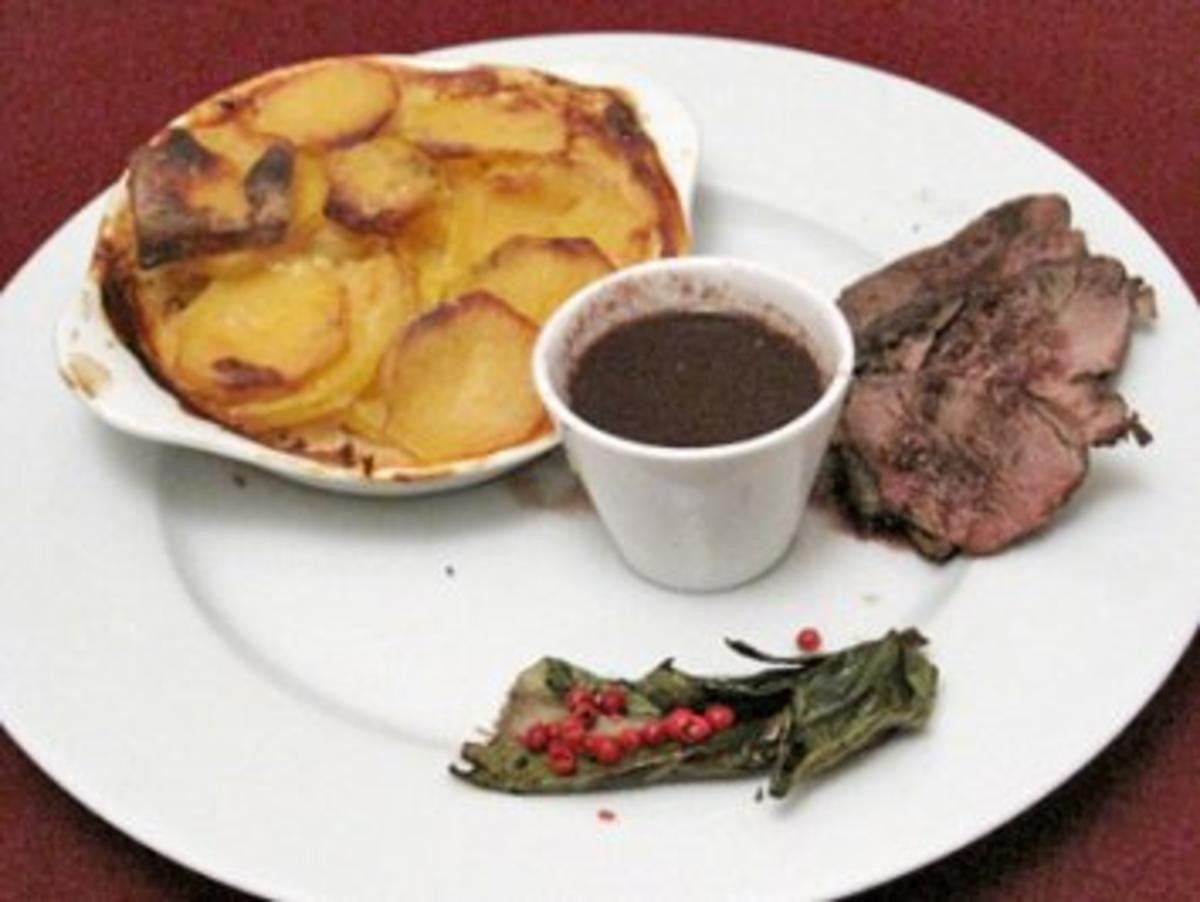 Gebratene Entenbrust an Brombeer-Rotwein-Soße und Gratin Dauphinois