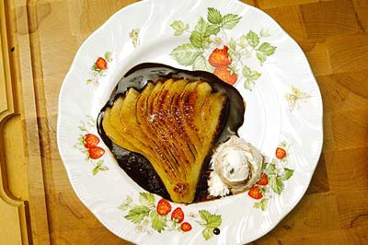 Karamellisierte Birnenfächer in Schokoladensoße