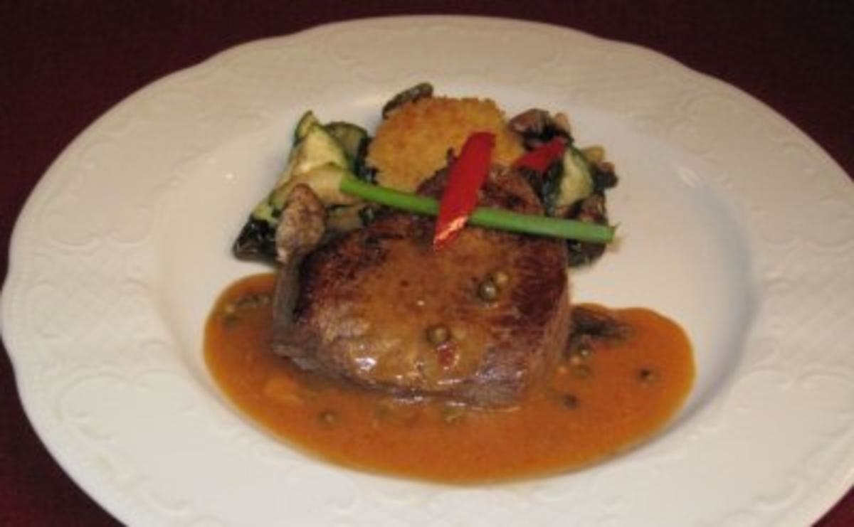 Couscous-Taler mit Rinderfilet in Pfeffersoße und Gemüse