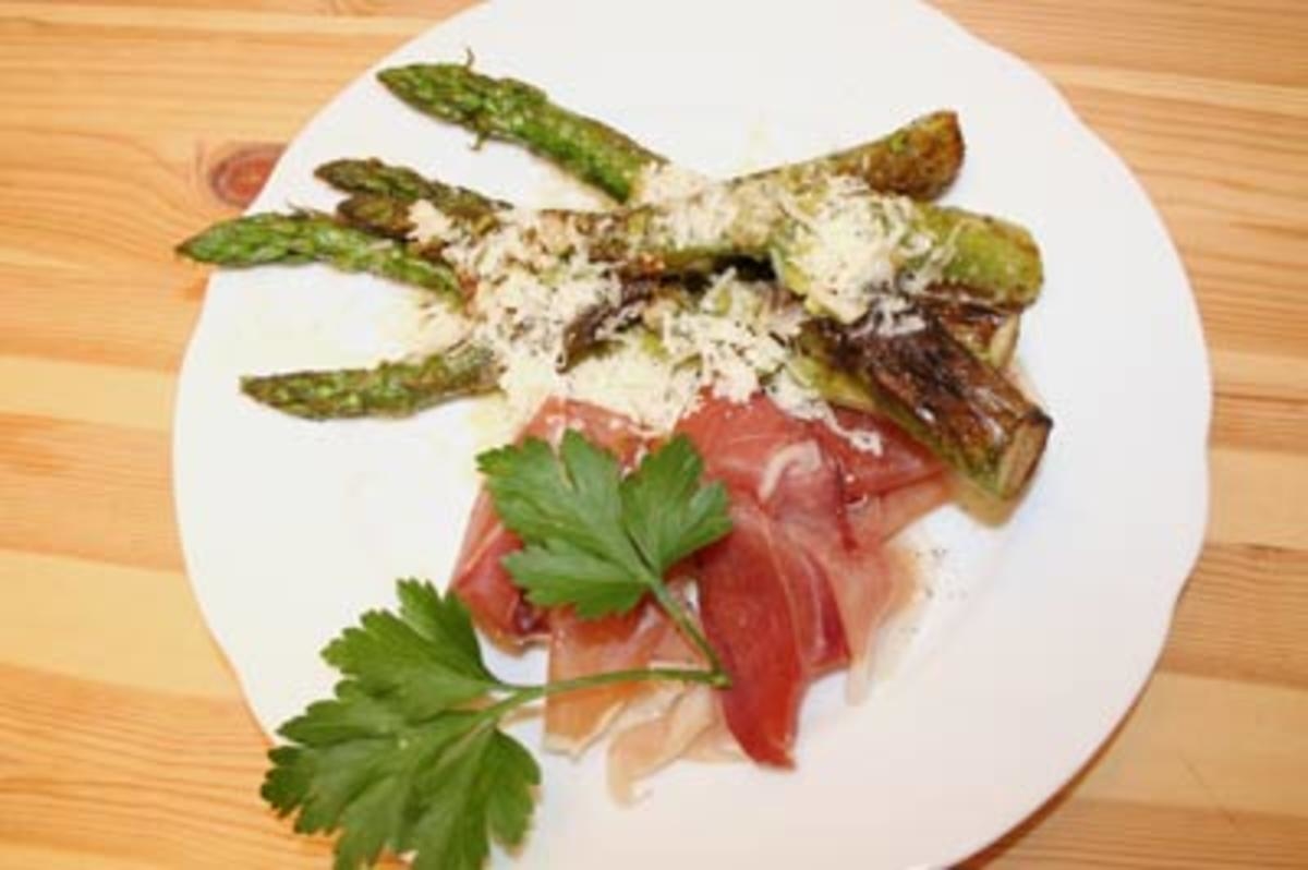 Grüner Spargel mit Lauchzwiebeln, Serranoschinken und Parmesan