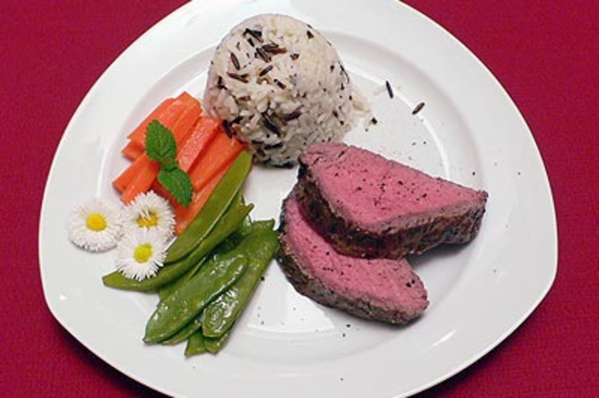 Rinderfilet mit getrockneten Tomaten, Thymian und Honigmöhren