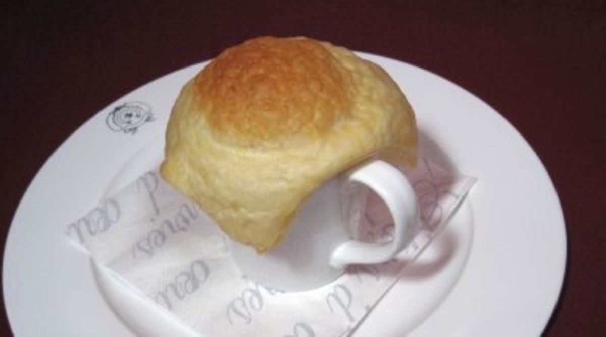 Waldpilzsuppe unter Blätterteighaube