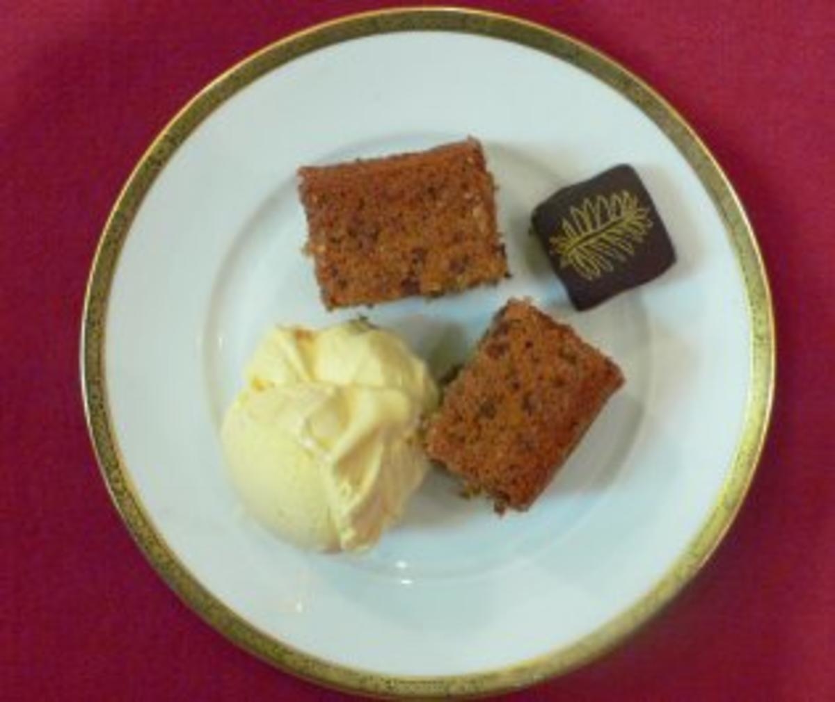 Warme Dattelkuchen mit Vanilleeis